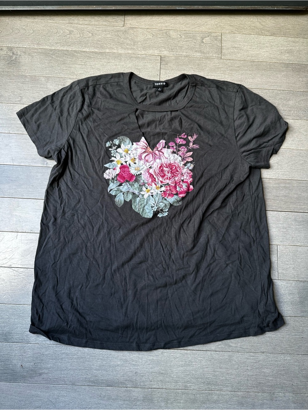 Torrid 1 Women’s Black Floral Distressed Choker Neck Tee Top Size 1X Roses